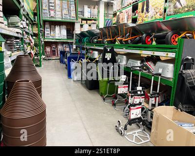 Kiew, Ukraine - 03. Januar 2025: Weitwinkelansicht eines Eisenwarenlagers mit Gartenwerkzeugen, Töpfen und Versorgungswagen. Stockfoto