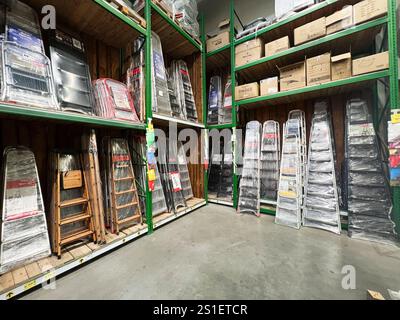 Kiew, Ukraine - 03. Januar 2025: Regale mit verschiedenen Arten von Trittleitern und Werkzeugen in einem Eisenwarengeschäft. Stockfoto