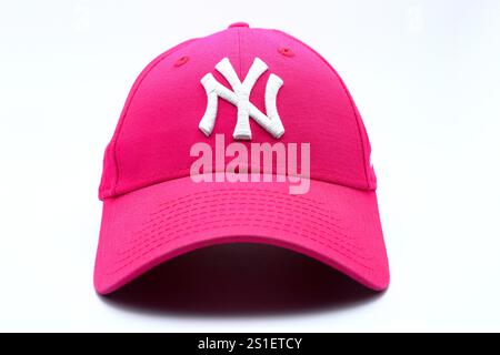 Rosafarbene NY-Kappe. New York Yankees. Baseballteam. Weißer Hintergrund. Stockfoto