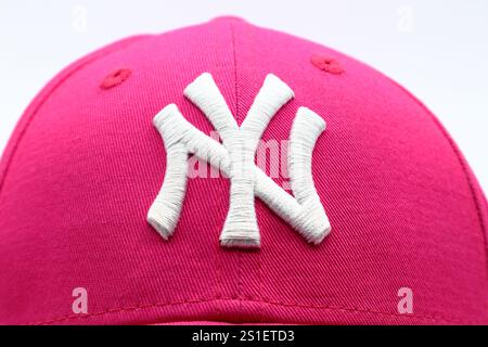 Rosafarbene NY-Kappe. New York Yankees. Baseballteam. Weißer Hintergrund. Stockfoto