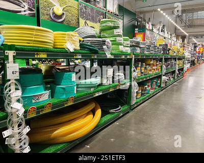 Kiew, Ukraine - 03. Januar 2025: Regale gefüllt mit verschiedenen Gartenschläuchen in verschiedenen Farben und Größen in einem Ladengang, der Haus und Garten repräsentiert Stockfoto