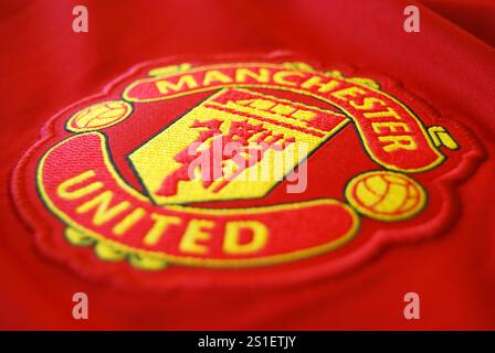 Angewinkeltes Nahfoto des Manchester United Vereins auf dem Trikot mit unscharfer Schärfe. Stockfoto