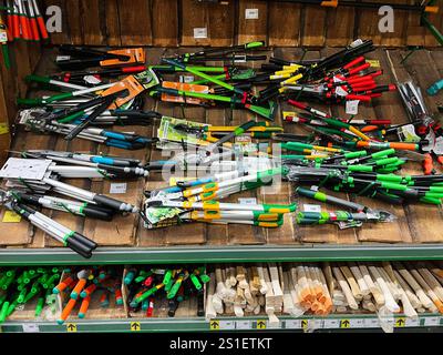 Kiew, Ukraine - 03. Januar 2025: Gartengeräte und Zubehör werden ordentlich in den Regalen ausgestellt, perfekt für Gartenarbeiten im Freien. Stockfoto