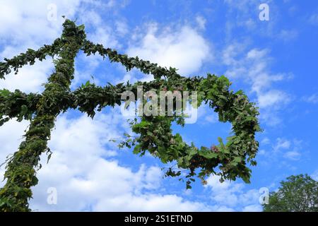 Schwedisches Maypole für die Hochsommertradition. Nahaufnahme und isoliert. Stockholm, Schweden. Stockfoto