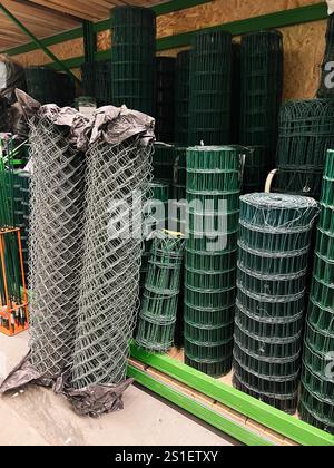 Kiew, Ukraine - 03. Januar 2025: Regale für industrielle Lagerhäuser mit Rollen aus Drahtgeflecht und Zaunmaterial für Bauzwecke. Stockfoto