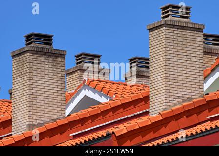 Rotes Ziegeldach mit Kamin Stockfoto