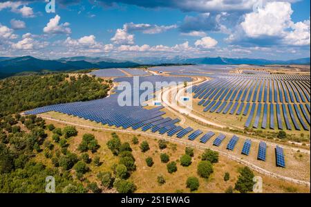 Luftaufnahme der Solarpaneele auf dem Plateau La Colle in der Nähe des Dorfes Les Mées. Photovoltaik-Leistungsarray in Alpes-de-Haute-Provence, Frankreich Stockfoto
