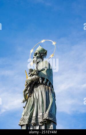Bronzestatue des Heiligen Johannes von Nepomuk, Außenskulptur des Bildhauers Jan Brokoff auf der Karlsbrücke, Prag, Tschechische Republik Stockfoto