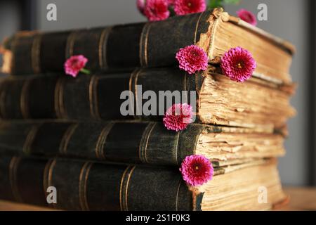 Stapel Bücher und schöne Blumen im Regal, Nahaufnahme Stockfoto