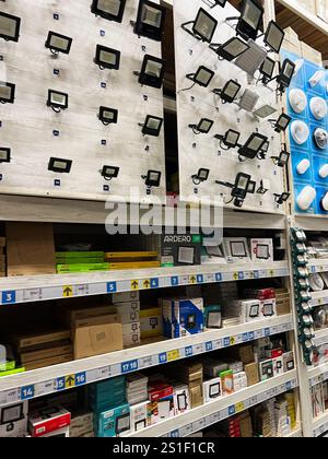 Kiew, Ukraine - 03. Januar 2025: Verschiedene LED-Leuchten in Ladenregalen, die energieeffiziente Beleuchtungsoptionen für Kunden hervorheben. Stockfoto