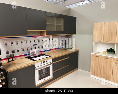 Kiew, Ukraine - 03. Januar 2025: Elegantes Küchendesign mit zeitgenössischem Schrank, Arbeitsplatten und stilvollen Akzenten in einem Ausstellungsraum. Stockfoto