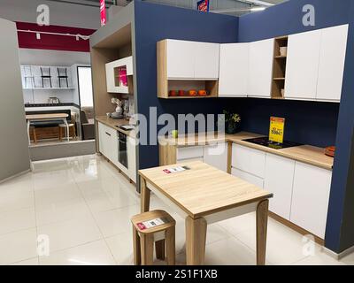 Kiew, Ukraine - 03. Januar 2025: Stilvolle, moderne Küche mit Holzarbeitsflächen, weißen Schränken und minimalistischem Design. Das Display wird hervorgehoben Stockfoto