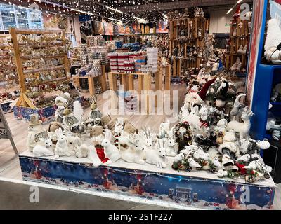 Kiew, Ukraine - 03. Januar 2025: Festliche Inneneinrichtung mit einer Vielzahl von Weihnachtsdekorationen und bezaubernden Ornamenten zum Verkauf. Stockfoto