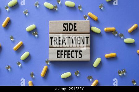 Symbol für Nebenwirkungen der Behandlung. Concept Words-Nebenwirkungen an Holzblöcken. Schöner lila Hintergrund mit Pillen. Healthcare und Side TREA Stockfoto