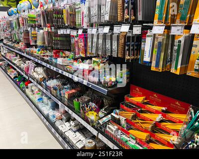 Kiew, Ukraine - 03. Januar 2025: Eine gut organisierte Ausstellung von bunten Stiften, Bleistiften und Bürobedarf in einem Ladengang. Perfekt für den Schulbesuch Stockfoto