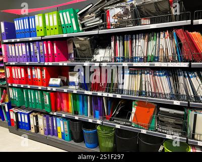 Kiew, Ukraine - 03. Januar 2025: Eine Reihe von verschiedenen Büromaterialien, die in den Regalen des Geschäfts ordentlich angeordnet sind, darunter bunte Ordner, Ordner, Notizbücher Stockfoto
