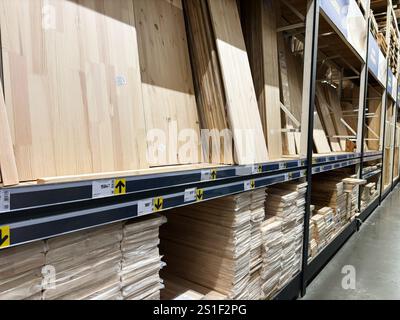 Kiew, Ukraine - 03. Januar 2025: Mehrere Holzbretter auf Regalen in einem Ladengang angeordnet, um die Materialoptionen für Heimwerkerbedarf hervorzuheben. Stockfoto