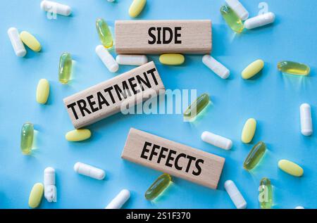 Symbol für Nebenwirkungen der Behandlung. Concept Words-Nebenwirkungen an Holzblöcken. Schöner blauer Hintergrund mit Pillen. Gesundheitswesen und Side Treatm Stockfoto