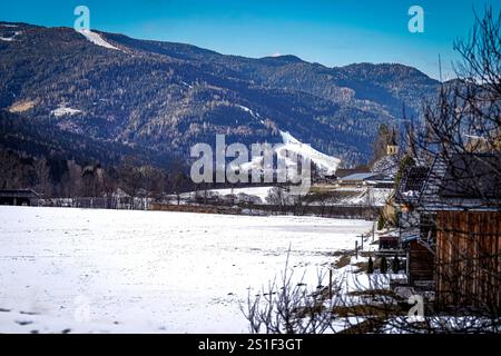 Murau-West, Steiermark, Österreich, Alpenregion Neues Bauprojekt von Almdorfbau, Luxus Chalets, Nähe zur Skipiste Kreischberg, Wintersport und Schneesport, Berglandschaft, Panorama, Kirche auf Hügel, verschneite Felder, Holzarchitektur, Erholung, Naturidylle, Tourismusregion, Regionalförderung, Tourismusförderung, nachhaltige Entwicklung, Wirtschaftswachstum, Arbeitsplätze, regionale Wertschöpfung, Infrastrukturverbesserung, kulturelle Attraktivität, Freizeitangebote, Lebensqualität, familienfreundlich, an der Mur, Flusslandschaft, Wassersportmöglichkeiten, Naturerlebnis, ökologische Vielfalt. Stockfoto