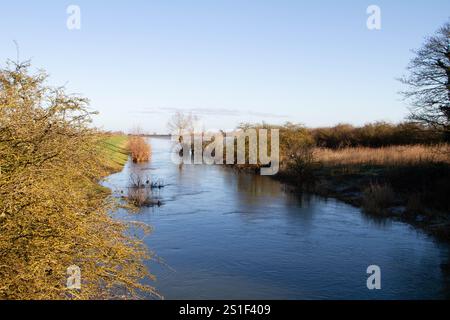 Der Fluss Delph, Teil der Ouse, wäscht das Abflusssystem Stockfoto