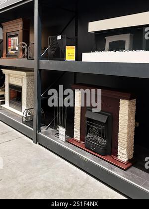 Kiew, Ukraine - 03. Januar 2025: Regalanlage mit mehreren Kaminen in verschiedenen Stilen, erhältlich im Einzelhandel. Stockfoto