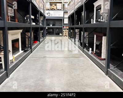 Kiew, Ukraine - 03. Januar 2025: Ein geräumiger Gang in einem Einzelhandelsgeschäft, in dem verschiedene Kaminmodelle in Regalen präsentiert werden. Stockfoto