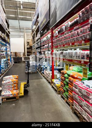 Kiew, Ukraine - 03. Januar 2025: Ein Gang in einem Eisenwarenladen mit organisierten Regalen mit Baumaterialien wie Klebstoffen, Dichtungsmassen, an Stockfoto