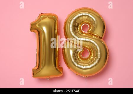 18. Geburtstag, Coming-of-Age-Party. Nummerierte Ballons auf rosafarbenem Hintergrund Stockfoto