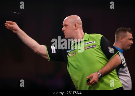 London, Großbritannien. Januar 2025. Michael van Gerwen wirft während des Halbfinales der Paddy Power World Darts Championship am 2. Januar 2025 im Alexandra Palace, London, England, Großbritannien Credit: Every Second Media/Alamy Live News Stockfoto