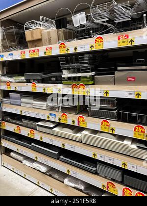 Kiew, Ukraine - 03. Januar 2025: Ladengang mit ordentlich angeordneten Küchenartikeln mit Discount-Schildern. Stockfoto