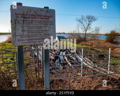 Unwirksame Warnung, dass das Flussufer durch Fahrzeuge am New Bedford River, Sutton Gault, beschädigt wird Stockfoto