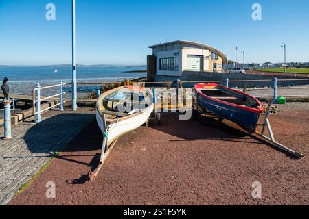 Kleine Boote neben der RNLI-Station in Morecambe an der Küste von Lancashire im Nordwesten Englands. Stockfoto