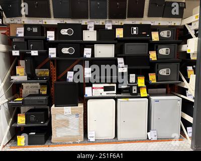 Kiew, Ukraine - 03. Januar 2025: Regale in einem Einzelhandelsgeschäft mit einer Reihe von Safes mit verschiedenen Sicherheitsfunktionen. Stockfoto
