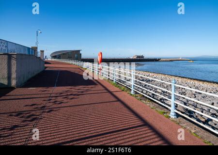 Promenade, die zur RNLI-Station und Steinsteg bei Morecambe an der Küste von Lancashire, England, führt. Stockfoto