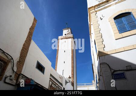 Minarett mit weiß bemalter Moschee in der Medina Altstadt, unesco-Weltkulturerbe essaouira, marokko Stockfoto