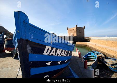 Blau lackiertes traditionelles hölzernes Fischerboot vor dem Skala du Port essaouira, marokko Stockfoto
