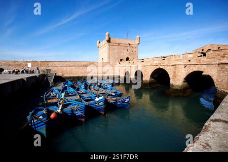 Blau lackierte traditionelle hölzerne Fischerboote vor dem Skala du Port und der Hafenbefestigung essaouira, marokko Stockfoto