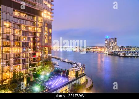 Blick auf den inneren Hafen in Baltimore. Das Four Seasons Hotel blickt auf den Himmel Stockfoto