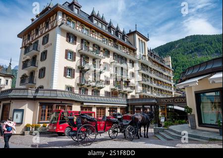 Zermatt, Schweiz - 22. September 2024: Die Vorderseite des 5-Sterne-Hotels Mont Cervin Palace in Zermatt. Stockfoto