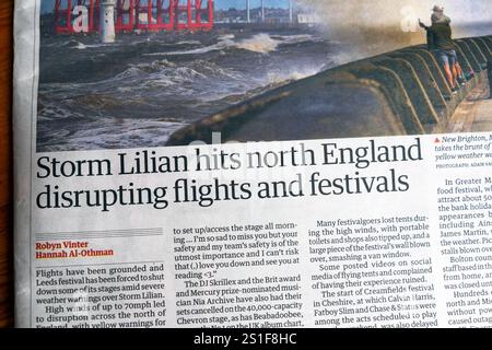 „Sturm Lillian trifft Nordengland und stört Flüge und Festivals“ Guardian-Zeitung titelt den Klimawandel extremes Wetter artikel 24 August 2024 Stockfoto
