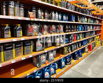 Kiew, Ukraine - 03. Januar 2025: Verschiedene Motorölflaschen verschiedener Marken werden in den Regalen des Stores mit sichtbaren Preisen ausgestellt. Stockfoto