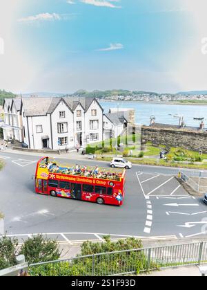 Conwy Wales - July 31 2024; Tourist bus driving around roundabout below Conwy Castle. Stockfoto