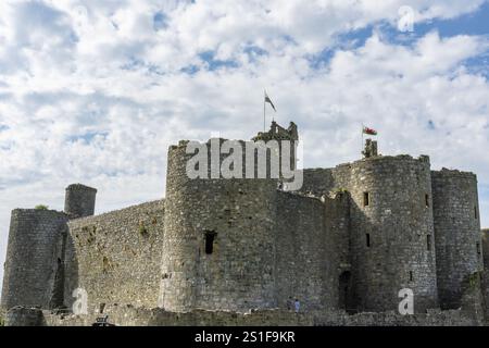 Harlech Wales - 1. August 2024; traditioneller roter britischer Postkasten im mittelalterlichen Harlech Castle Erbe mittelalterliche Burg hoch auf einem Hügel umgeben von t Stockfoto