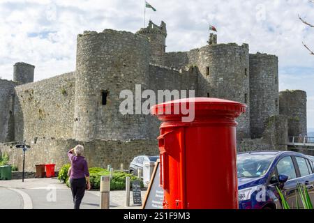 Harlech Wales - 1. August 2024; traditioneller roter britischer Postkasten im mittelalterlichen Harlech Castle Erbe mittelalterliche Burg hoch auf einem Hügel umgeben von t Stockfoto