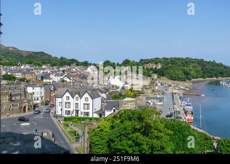 Conwy Wales - Juli 31 2024; Blick von Conwy Castle über Stadt und Fluss. Stockfoto