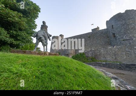 Harlech Wales – 1. August 2024; Heritage Equestrian Skulptur neben Harlech Castle ist ein König, der den Körper seines Neffen, zwei Könige, trägt. Stockfoto
