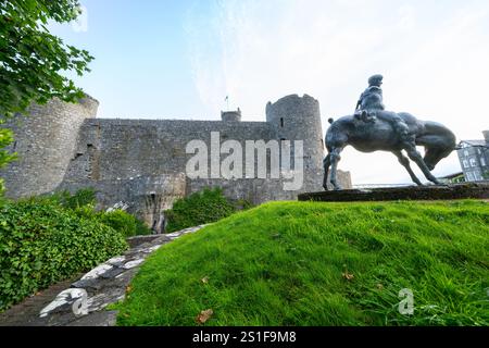 Harlech Wales – 1. August 2024; Heritage Equestrian Skulptur neben Harlech Castle ist ein König, der den Körper seines Neffen, zwei Könige, trägt. Stockfoto