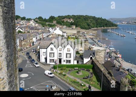 Conwy Wales - July 31 2024; View from Conwy castle over town and river with street below and city buildings.1 Stockfoto