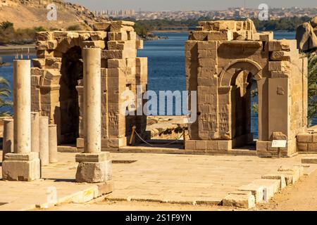 Sehen Sie die Elephantine- und Philae-Inseln von einem atemberaubenden Blick auf den Nil, Assuan, Ägypten. Genießen Sie diese beiden legendären Inseln. Stockfoto