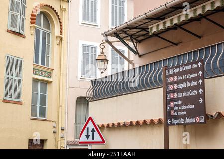 Cannes Frankreich, Provence Alpes Cote d'Azur, Le Suquet, Rue du Castre, Straßenschilder, Richtungsschilder, Reiseführer, Square du Caroubier, Eglise Notre-Dame Stockfoto